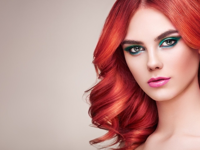 Рыжеволосая девушка с накрашенными глазами