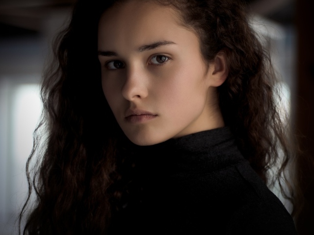 Грустная кареглазая девушка с длинными волосами