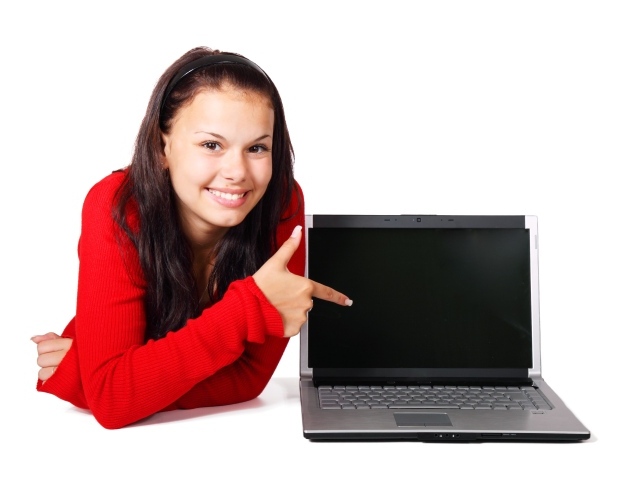 Улыбающаяся девушка с ноутбуком на белом фоне