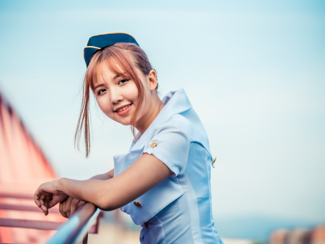 Девушка стюардесса в синей рубашке 