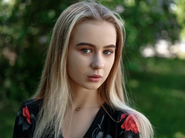 Нежная зеленоглазая блондинка в платье  