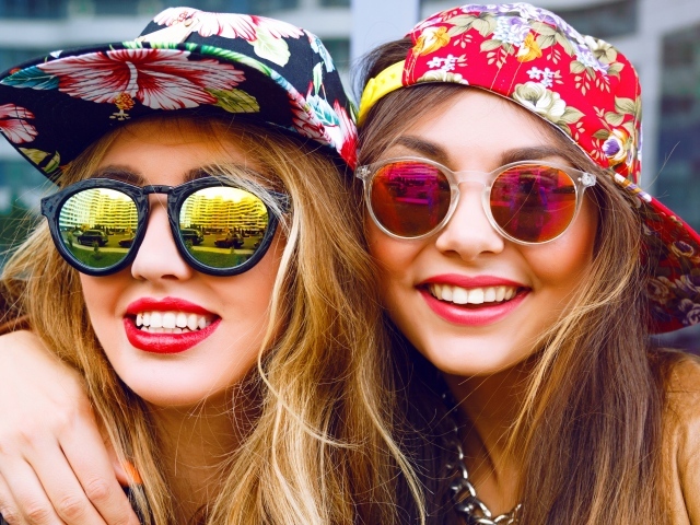 Две улыбающиеся девушки в солнечных лучах