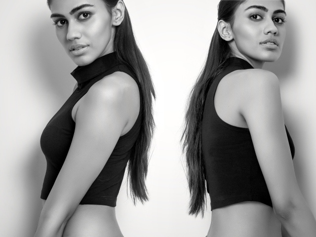 Две девушки сестры - близняшки черно -белое фото 