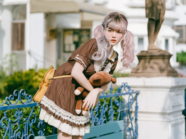 Молодая азиатка с игрушечным медведем в руках