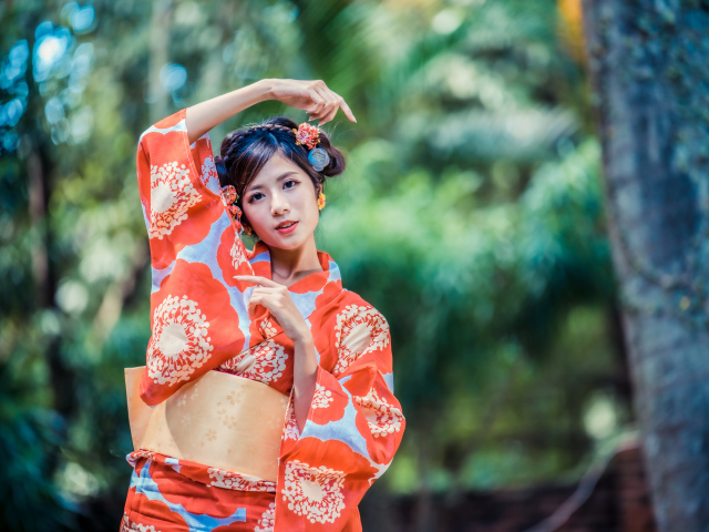 Молодая азиатка в кимоно в парке 