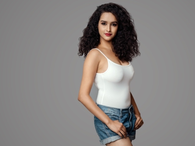 Молодая девушка в шортах и белой майке 