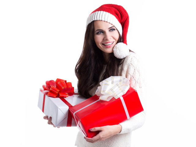 Улыбающаяся девушка в новогодней шапке с подарками на белом фоне