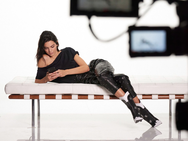 Американская модель Кендалл Дженнер лежит с телефоном