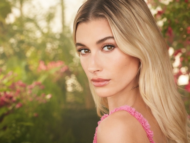 Милая кареглазая девушка модель Хейли Болдуин