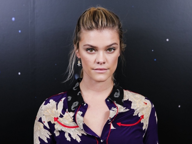 Модель Нина Агдал на черном фоне