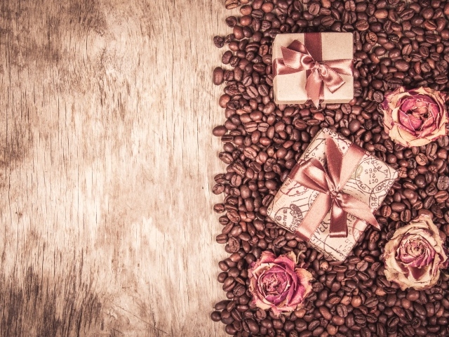 Подарки и розы лежат на кофейных зернах