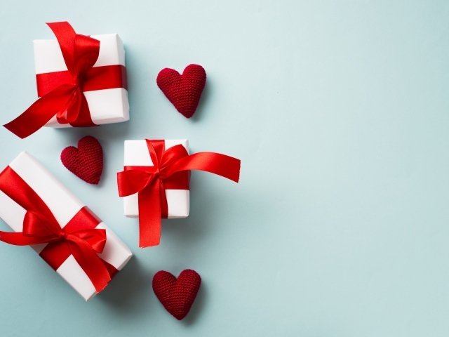 Подарки с красными сердечками на голубом фоне