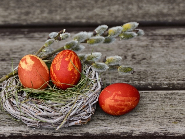 Крашеные яйца с веткой вербы на столе на Пасху 