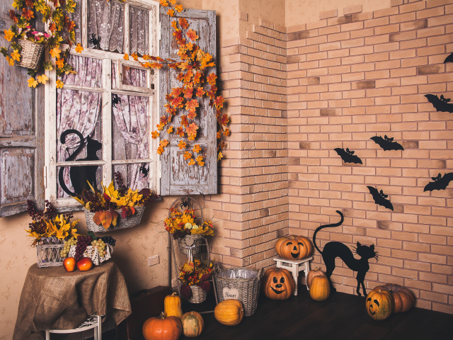 Комната украшена декором на праздник Хэллоуин