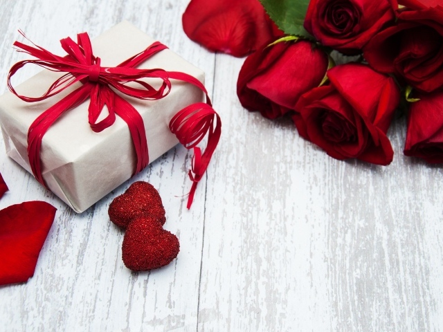 Красивый букет роз и подарок для любимой на 8 марта