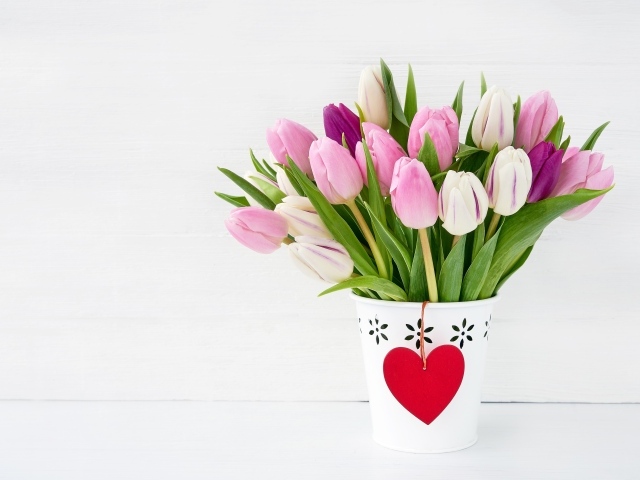Букет тюльпанов в вазе и сердечко для любимой