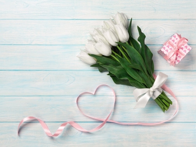 Букет белых тюльпанов, розовая лента и подарок на 8  марта