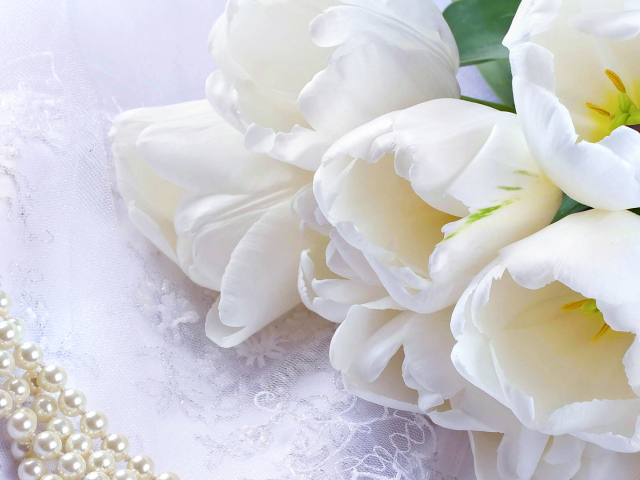 Букет белых тюльпанов с жемчужными бусами на 8 марта