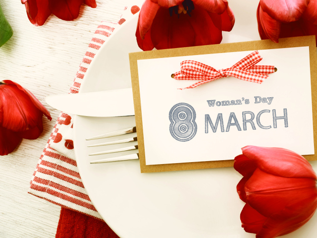 Открытка с красными тюльпанами на тарелке на 8 марта