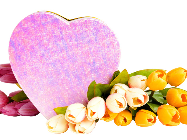 Коробка в форме сердца и букет тюльпанов на белом фоне на 8 марта