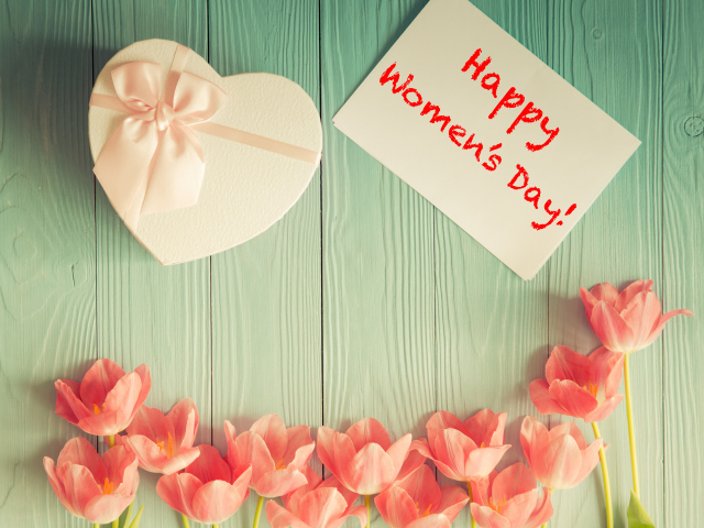 Розовые тюльпаны и подарок для любимой на 8 марта