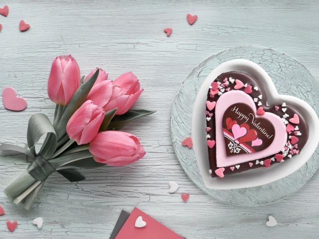 Пирожное и букет розовых тюльпанов для любимой на 14 февраля