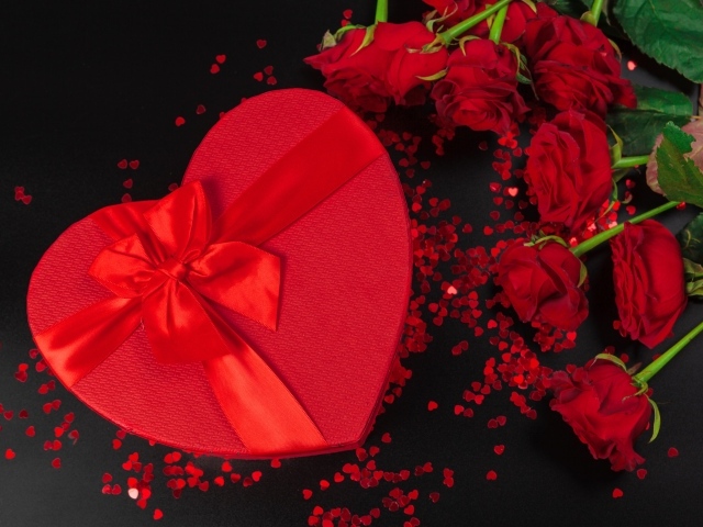 Большой подарок в форме сердца с букетом роз для любимой 
