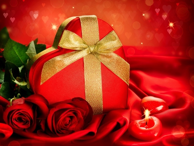 Большая коробка в форме сердца и букет роз для любимой