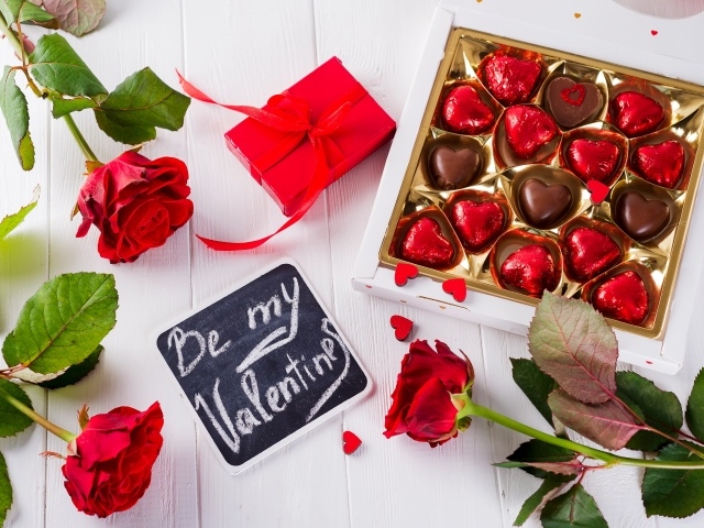 Коробка конфет с цветами розы и подарком на День Святого Валентина