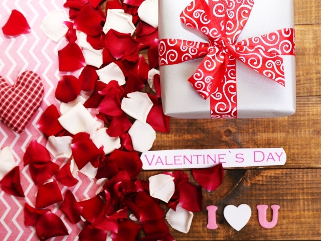 Подарок и лепестки роз на День Святого Валентина 14 февраля