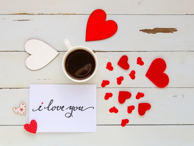 Сердечки и чашка кофе на столе для любимой на 14 февраля