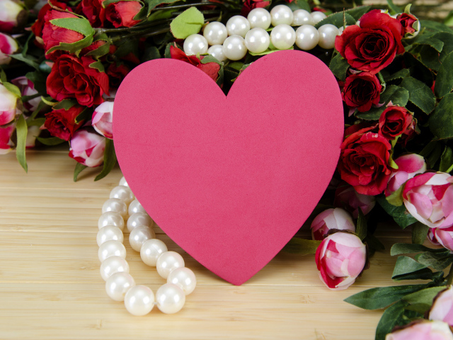 Розовое сердце, букет роз и бусы из жемчуга для любимой на день влюбленных