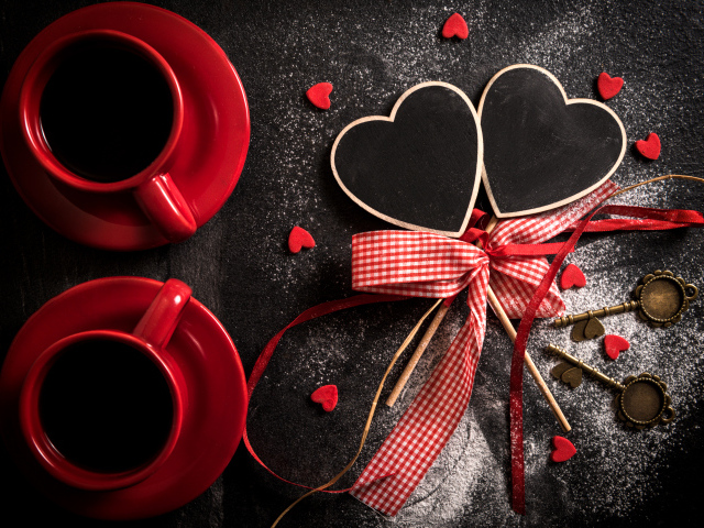 Две чашки кофе на столе с сердечками на 14 февраля 
