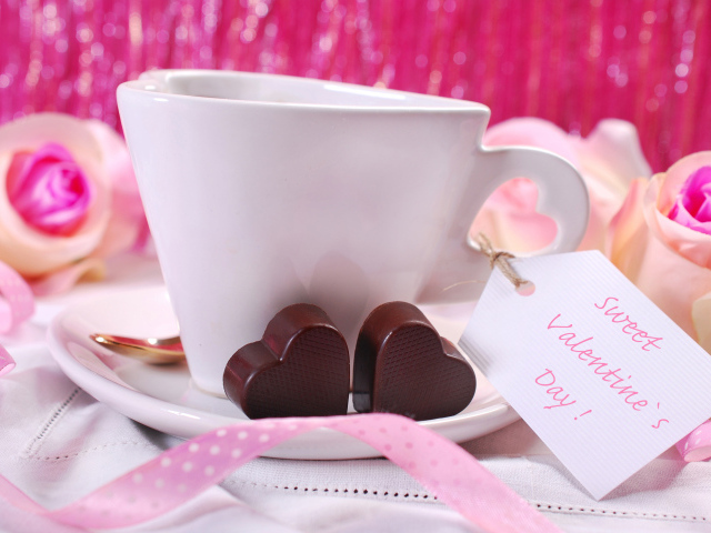 Белая чашка кофе с конфетами на День Святого Валентина 14 февраля