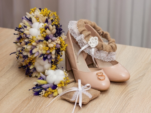 Букет цветов, туфли и обручальные кольца 