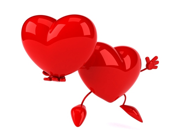 Большое красное сердце держит в руке свою копию на белом фоне