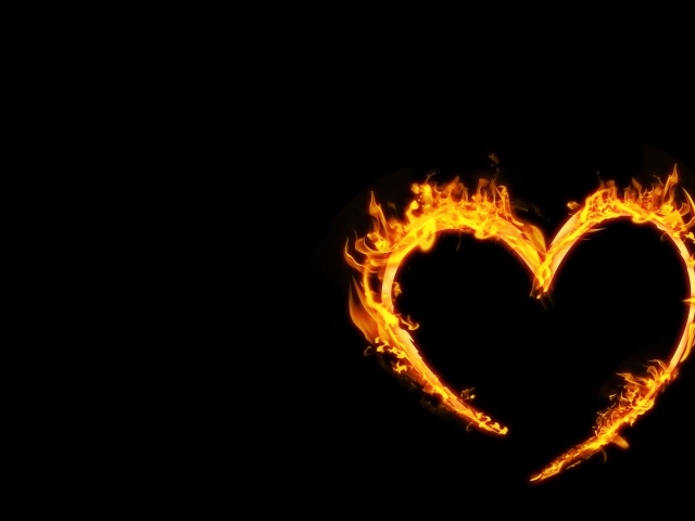 Яркое огненное сердце на черном фоне