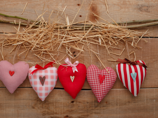 Тканевые сердечки на столе с сеном и веткой