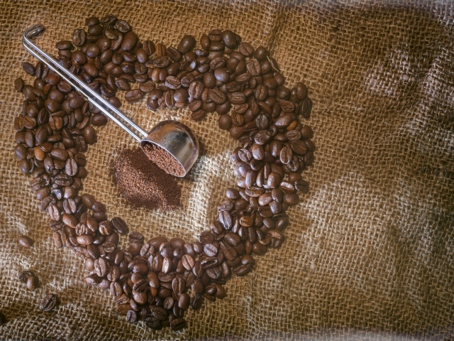 Сердце из кофейных зерен на мешке 