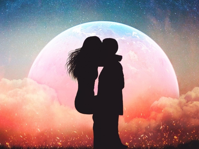 Поцелуй влюбленной пары на фоне планеты ночью 