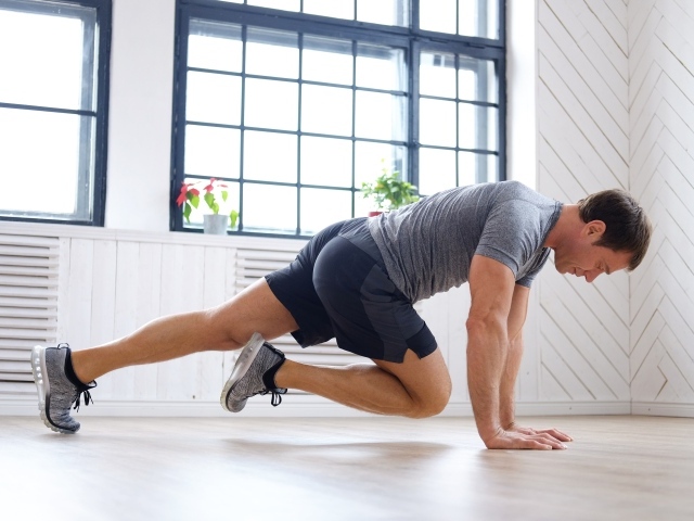 Спортивный мужчина делает упражнения в спортзале 