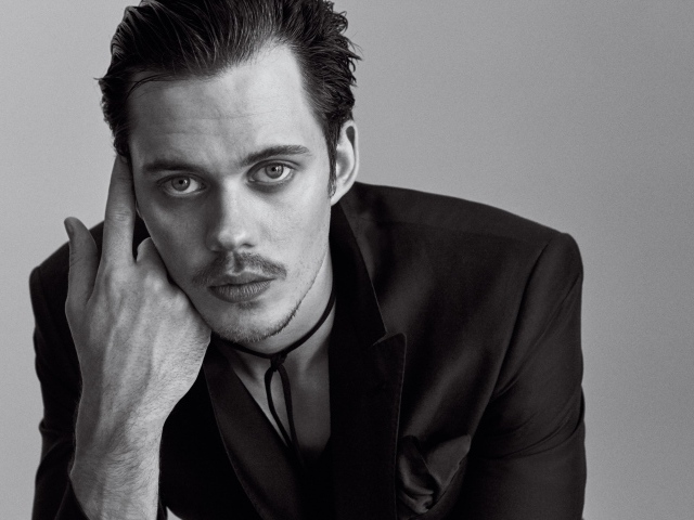 Актер Билл Скарсгорд в пиджаке черно белое фото