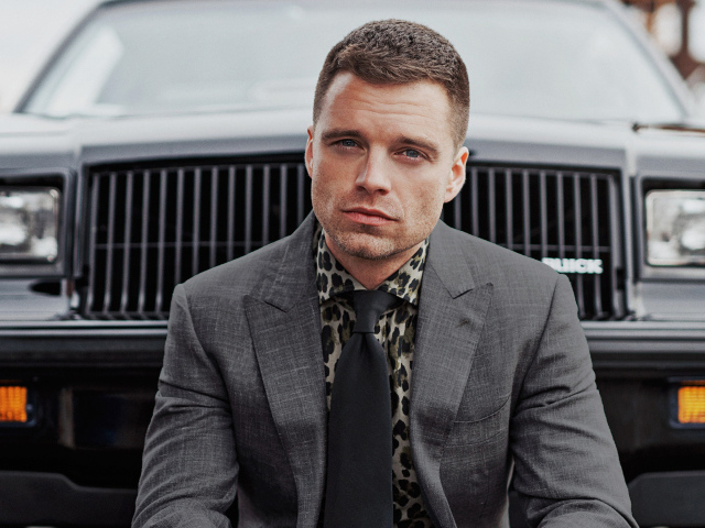 Американский актер Себастиан Стэн в костюме у машины