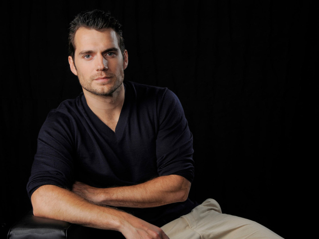 Британский актер Генри Кавилл на черном фоне