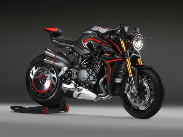 Тяжелый мотоцикл Agusta Rush 1000, 2020 года на сером фоне