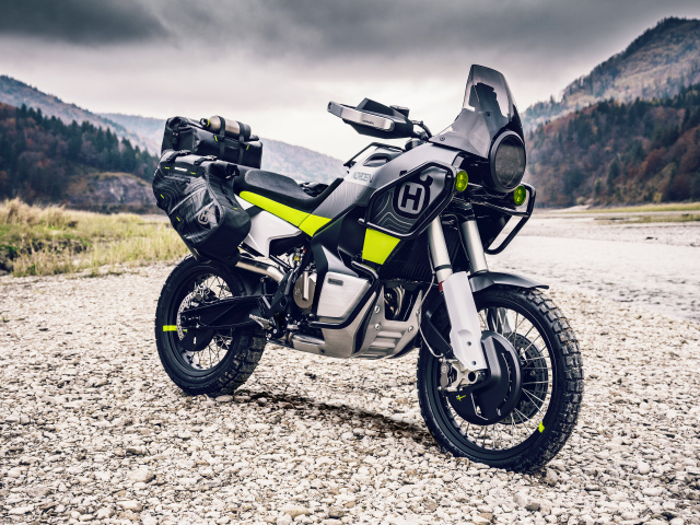 Мотоцикл Husqvarna Norden 901 на фоне гор 