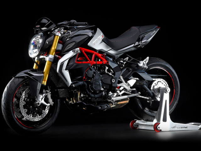 Мотоцикл Agusta Brutale 800 RR 2020 года на подножке