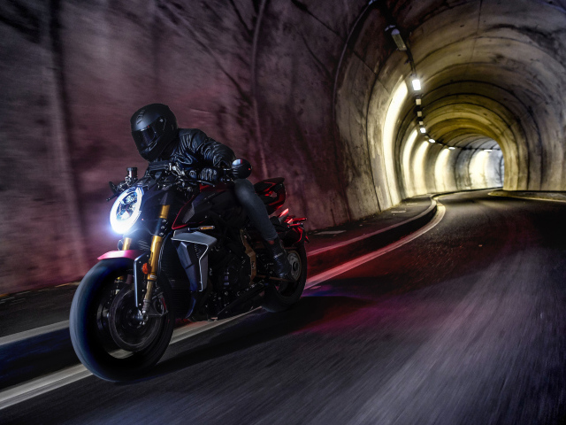 Мотоциклист на мотоцикле MV Agusta Brutale 1000 Serie Oro 2019 года в тоннеле
