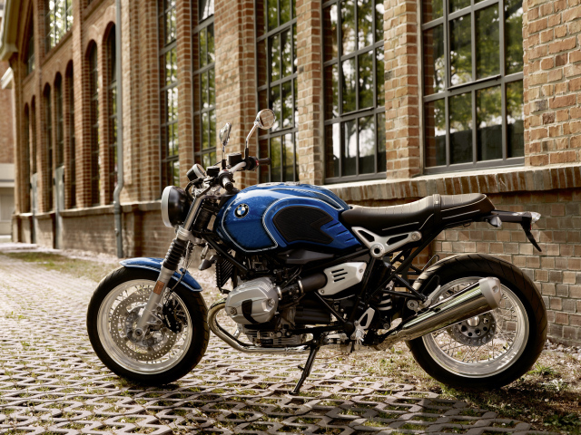 Мотоцикл BMW R nineT стоит у дома
