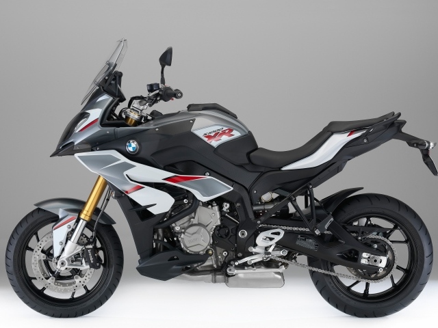 Гоночный мотоцикл BMW S1000 на сером фоне